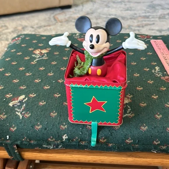 Disney’s Disney’s store exclusive Mickey in the box stocking holder - Picture 6 of 8